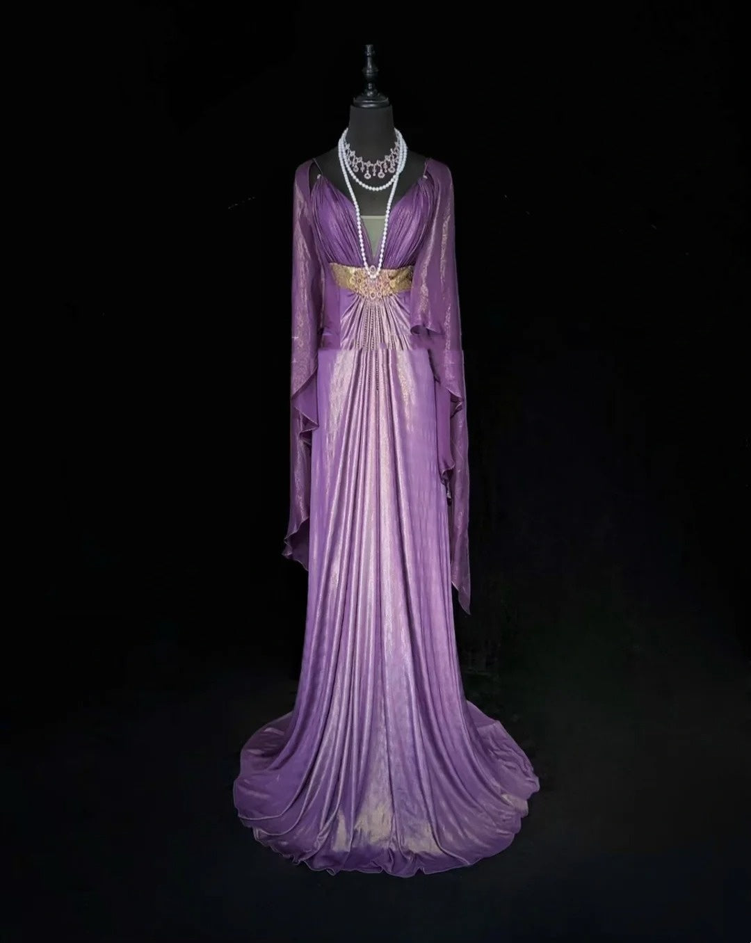 Bezaubernde Ballkleider A-Linie Spaghettiträger Lila Chiffon Mit Cape Langes formelles Abendkleid N3897