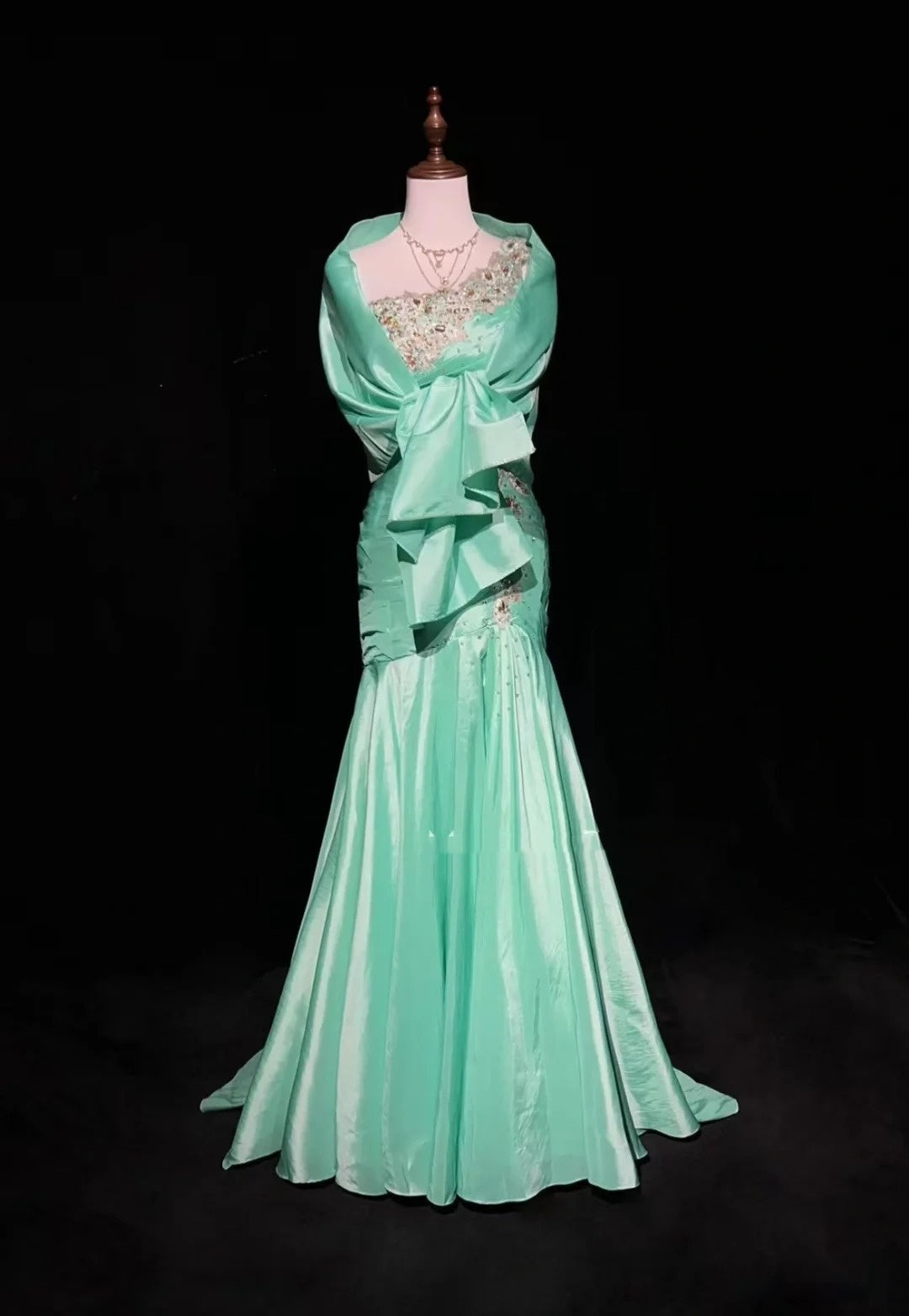 Vintage Ballkleider Meerjungfrau One Shoulder Mintgrün mit Spitze Perlen Cape Langes Formelles Kleid N2463