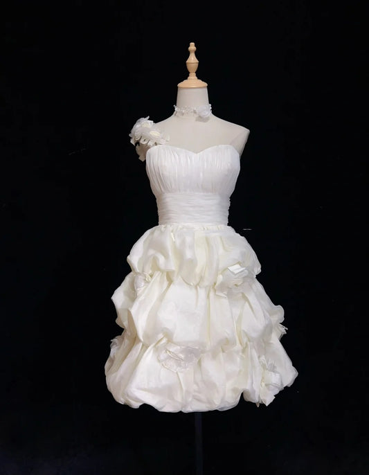 Robes de mariée intemporelles fourreau asymétrique une épaule organza blanc avec courte robe de mariée à volants N3005