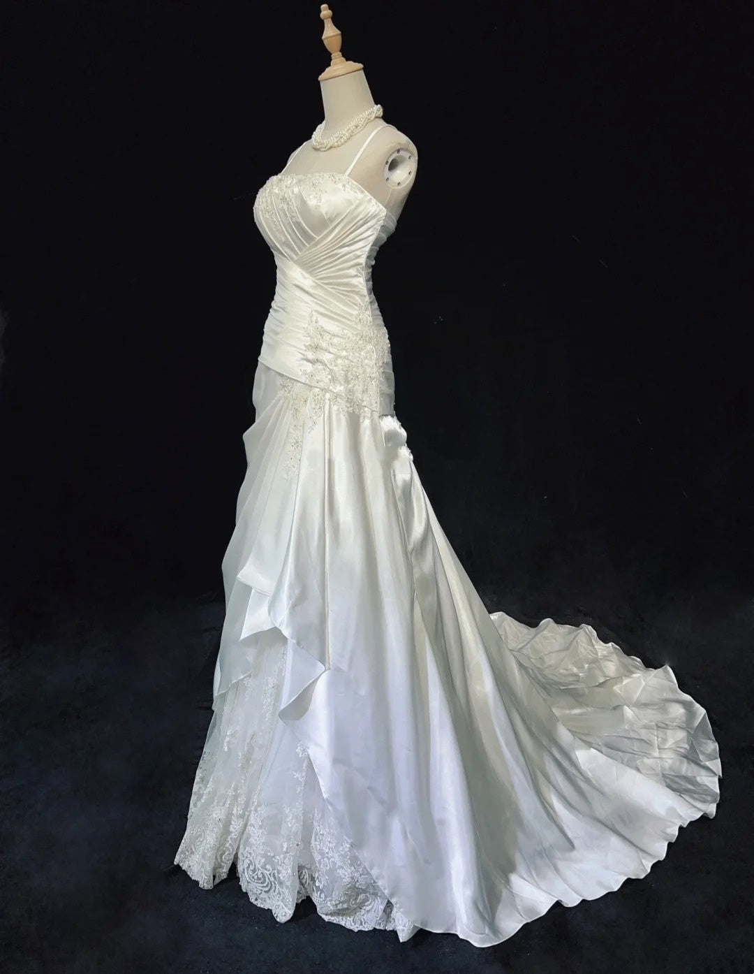 Einzigartige Brautkleider Meerjungfrau Spaghettiträger Elfenbein mit Rüschen Applikationen Langes Brautkleid N3631
