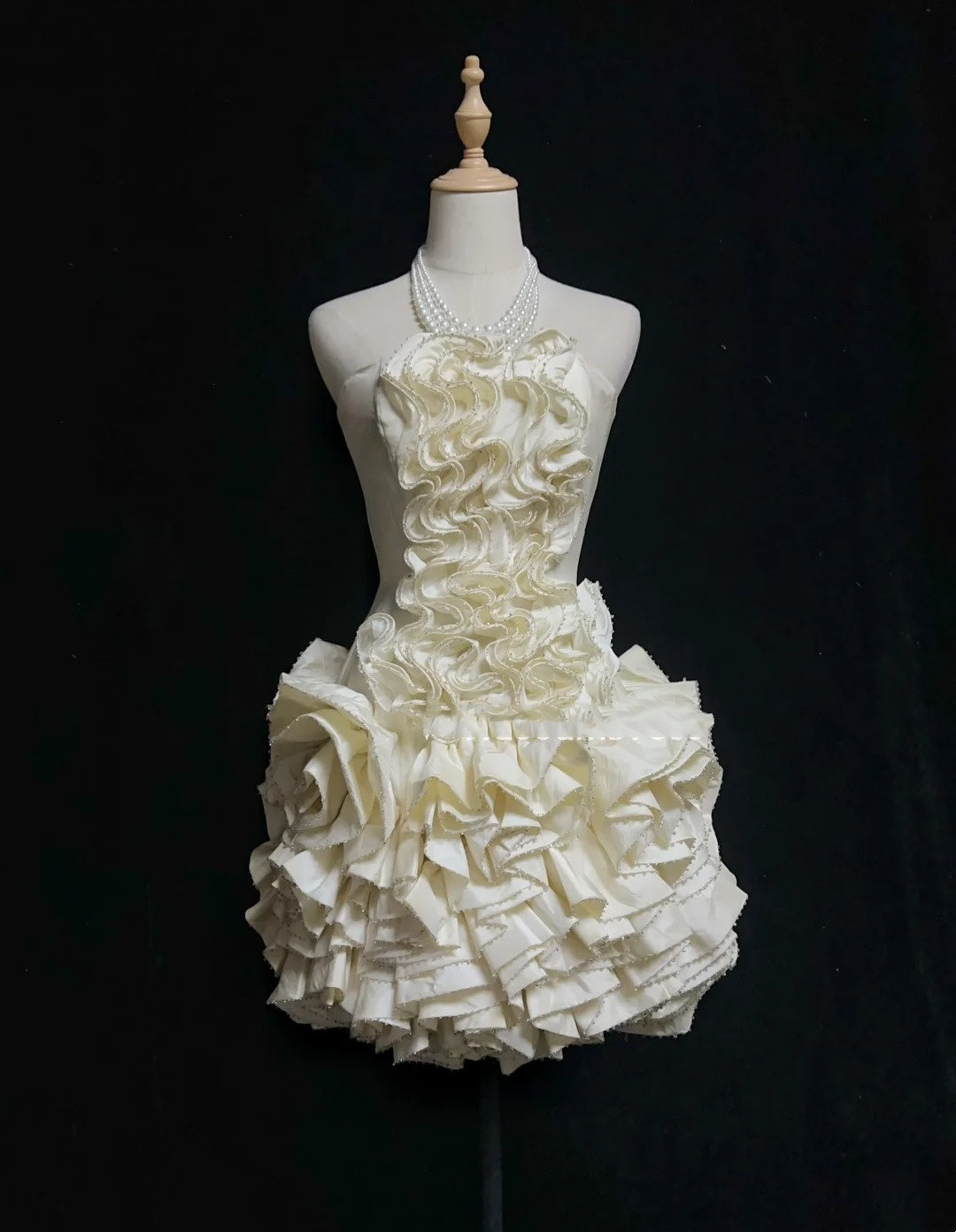 Zeitlose Hochzeitskleider Etui Trägerlos Beige Satin Mit Rüschen Kurzes Brautkleid N3004