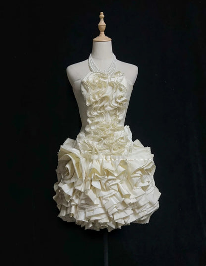 Zeitlose Hochzeitskleider Etui Trägerlos Beige Satin Mit Rüschen Kurzes Brautkleid N3004