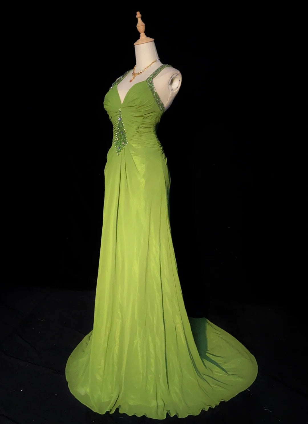 Dezente Meerjungfrauen-Abschlussballkleider Neckholder Olivgrün mit Perlenstickerei Lange Abendoutfits N3457