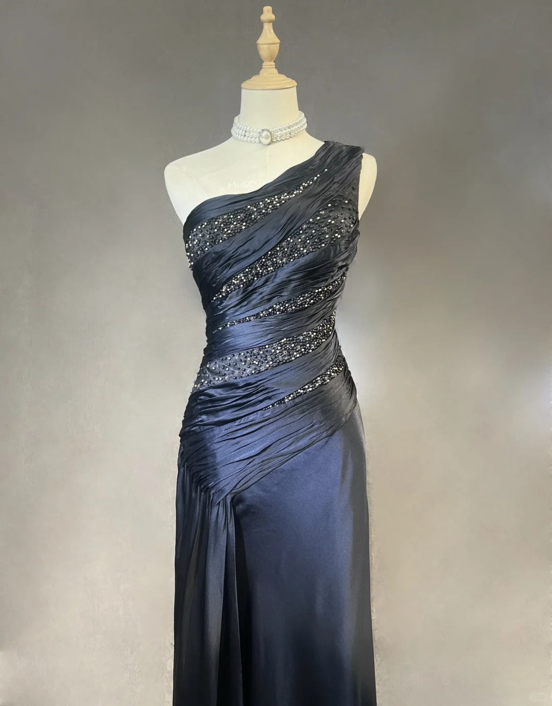 Robes de bal élégantes sirène asymétrique en satin noir cravate robe de soirée formelle longue perlée N3704