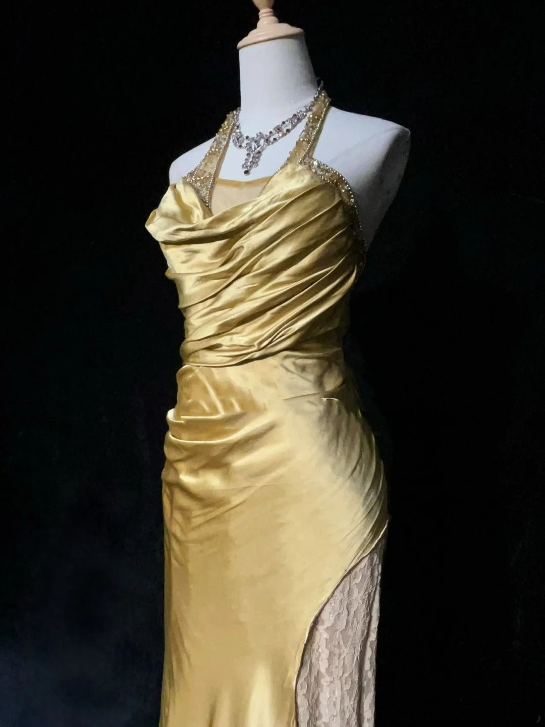 Bescheidene Ballkleider Meerjungfrau Neckholder Gold Satin mit Perlenstickerei Spitze Langes Festliches Abendkleid N3865