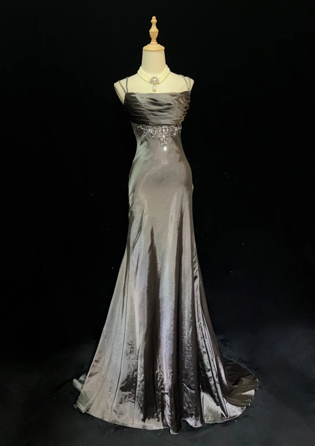 Vintage-Abschlussballkleider Inspiration Meerjungfrauen-Spaghettiträger Grau Satin 90er mit Perlen Abendkleider N3351