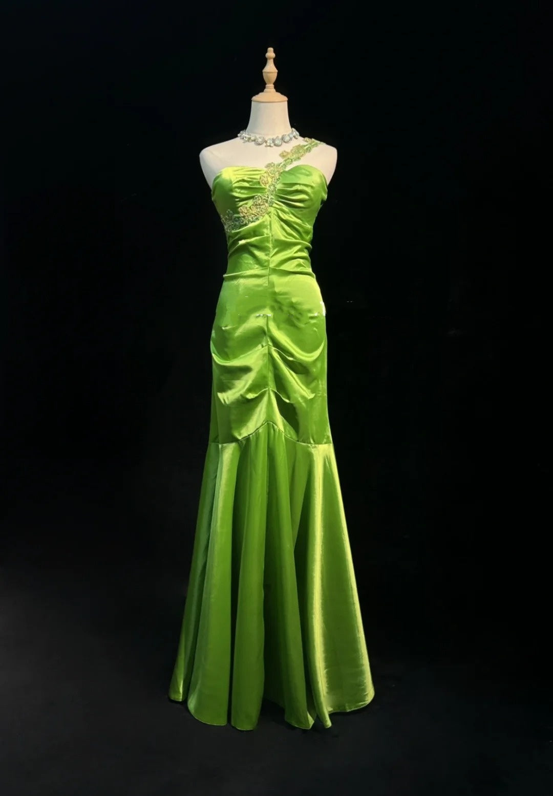 Robes de bal vintage Sirène Asymétrique Satin Vert Clair Perlé Robe Longue de Soirée N2450