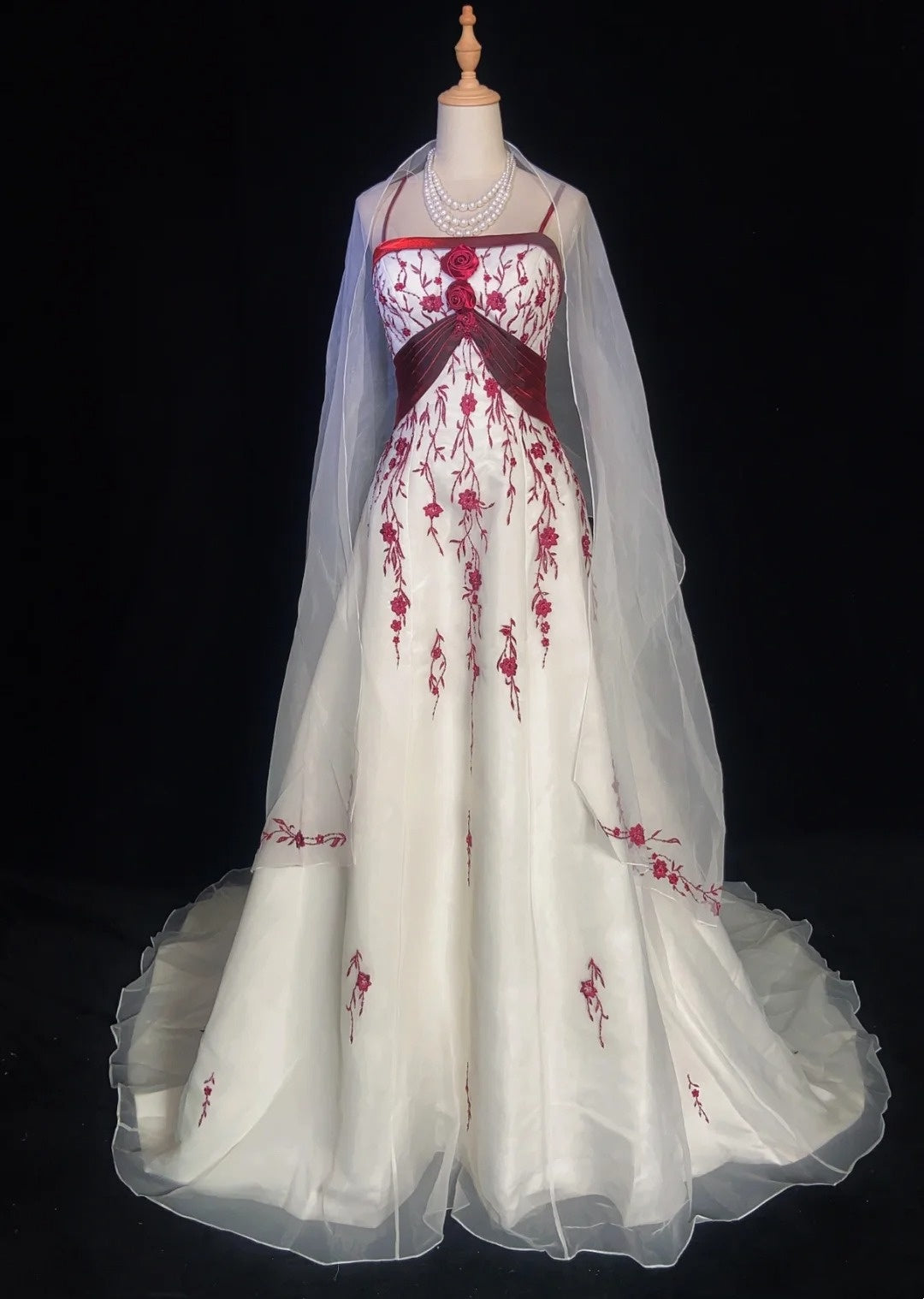 Einzigartige Brautkleider A-Linie Spaghettiträger Bordeaux Stickerei Weiß Strand Sommer Mit Cape Boho Langes Brautkleid N3308