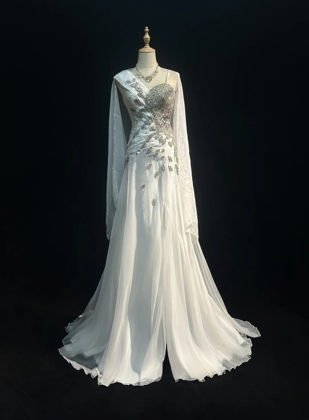 Robes de bal vintage des années 90 sirène en mousseline blanche avec perles argentées à volants longue robe de bal avec cape N3035