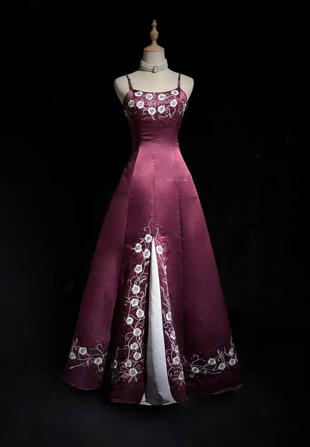 Vintage Ballkleider Abschlussballkleid Spaghettiträger Lila Satin mit Perlenstickerei 1950er Langes Abendkleid N2593