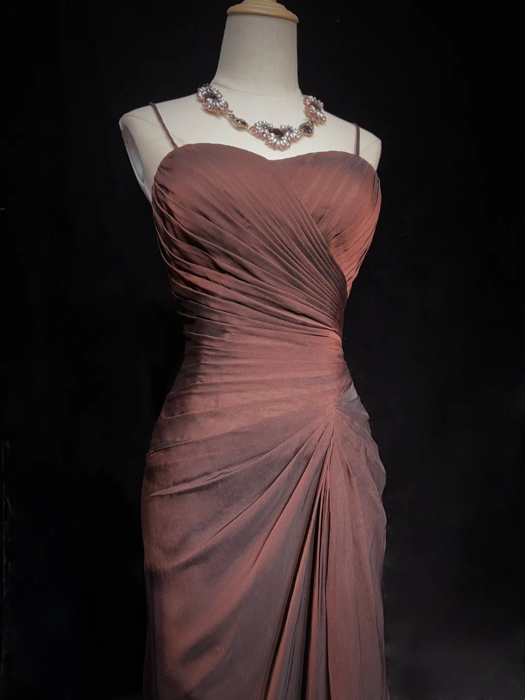 Bescheidene Abschlussballkleider Meerjungfrau Spaghetti-Träger Braun Ärmellos Mit Rüschen Abendkleid N3838