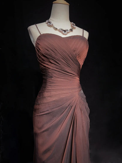 Bescheidene Abschlussballkleider Meerjungfrau Spaghetti-Träger Braun Ärmellos Mit Rüschen Abendkleid N3838