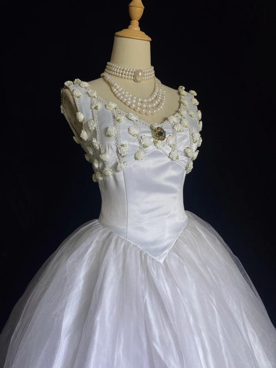 Timeless Wedding Dresses Ball Gown V Neck White Tulle With Flowers Long Brides Gown N3475