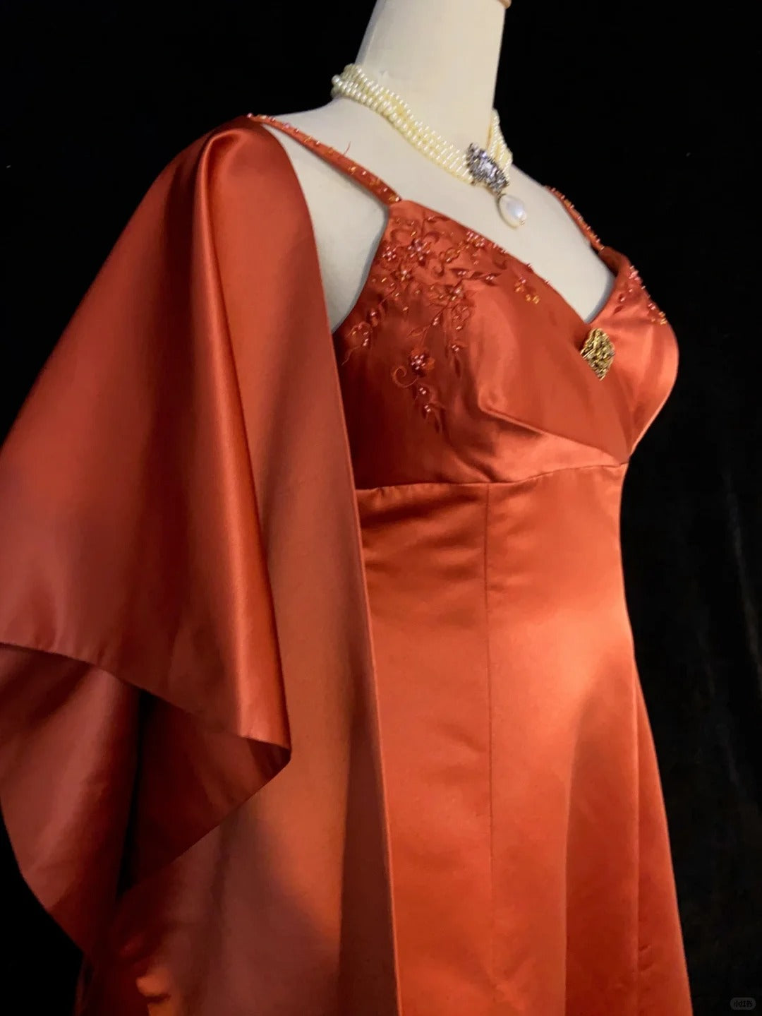 Robes de bal modestes ligne A bretelles spaghetti orange avec perles longues tenues de soirée N3445