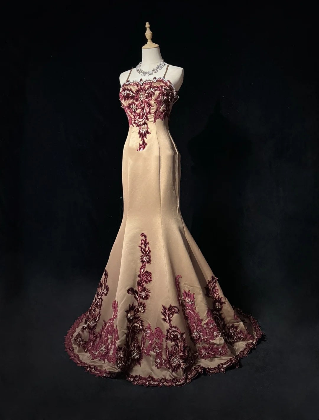 Robes de bal de princesse sirène à bretelles spaghetti champagne avec broderie bordeaux longue robe de soirée N3291