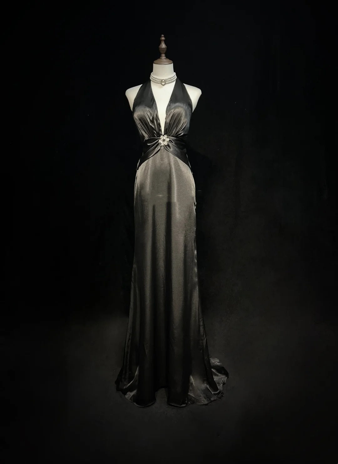 Vintage-Abendkleider 1980er Jahre A-Linie Neckholder Satin Black Tie Kleid Lang mit plissiertem Abendoutfit N3131