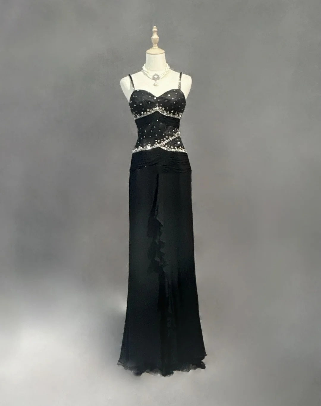 Bescheidene Ballkleider Meerjungfrau Spaghetti-Träger Schwarz Krawatte Chiffon mit Perlen Abendkleid N3857
