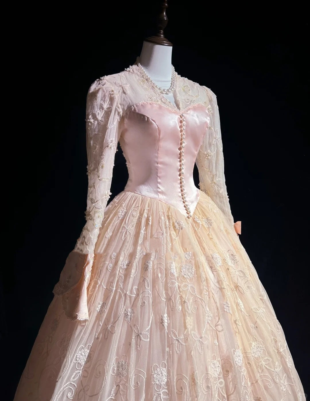 Prinzessin Abschlussballkleider Ballkleid V-Ausschnitt Rosa Spitze mit langen Ärmeln mit Perlen Formelle Abendgarderobe N3878