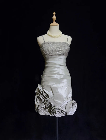 Elegantes Etui-Kleid mit Spaghettiträgern in Silbergrau, eng anliegend, Abschlussfeier, kurz, Mini-Abschlussballkleid, Hoco-Kleid N2873