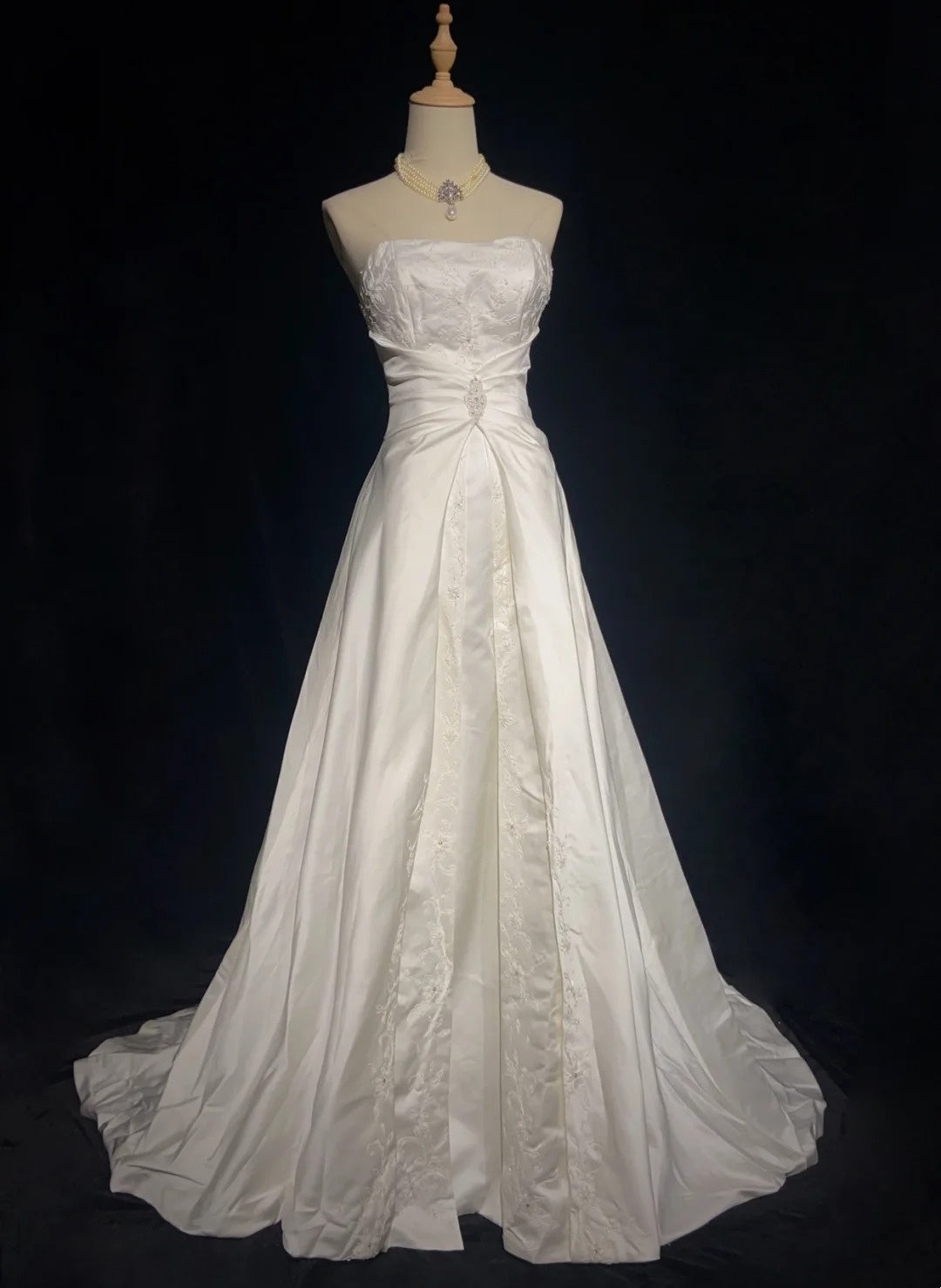 Zeitlose Hochzeitskleider Ballkleid Trägerlos Elfenbein Mit Rüschen Perlenbesetztes Langes Brautkleid N3431