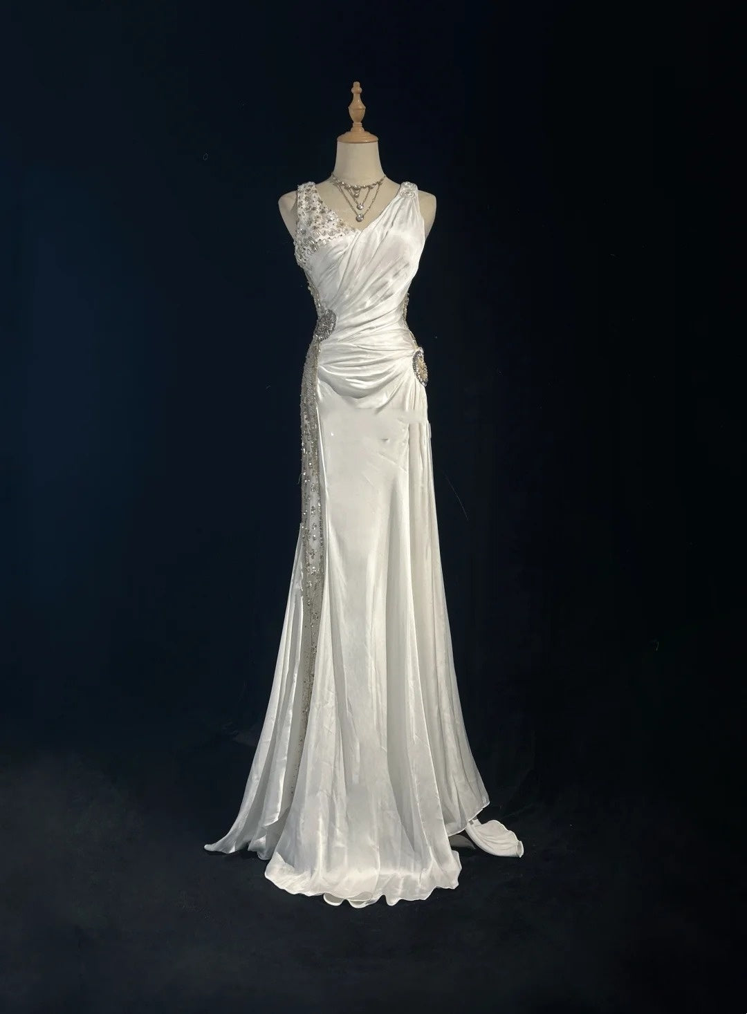Robes de bal sirène modestes en satin blanc sans manches à col en V avec volants Robe de soirée formelle N3824