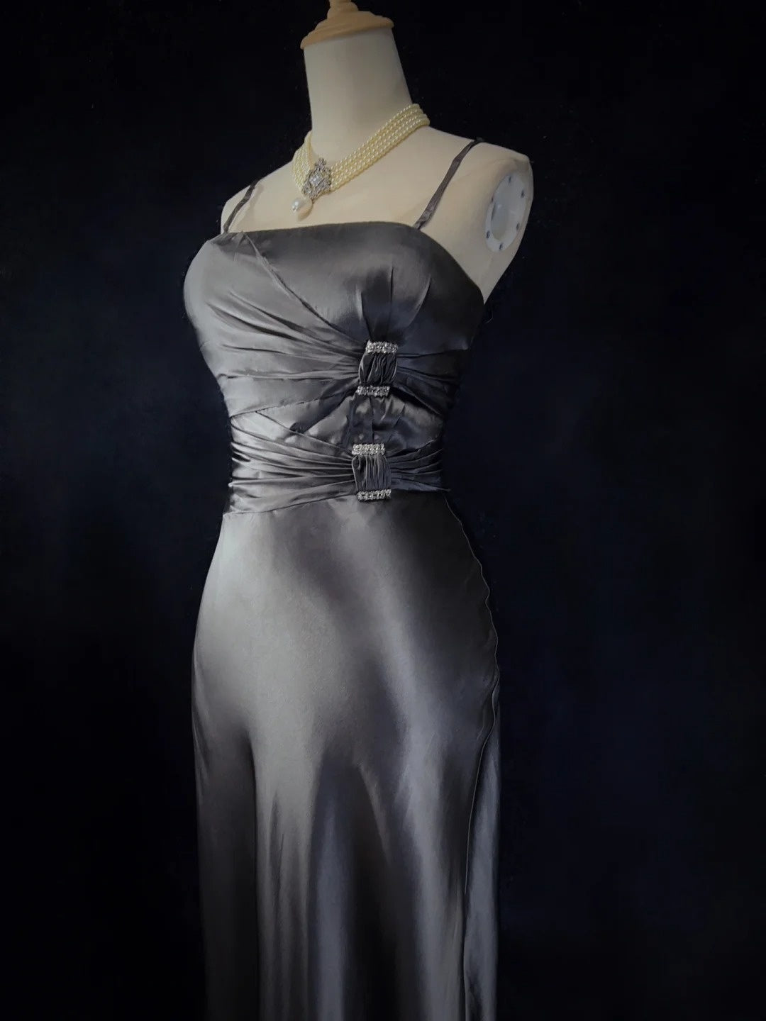 Robes de bal modestes Robes de soirée sirène en satin gris à bretelles spaghetti N3471