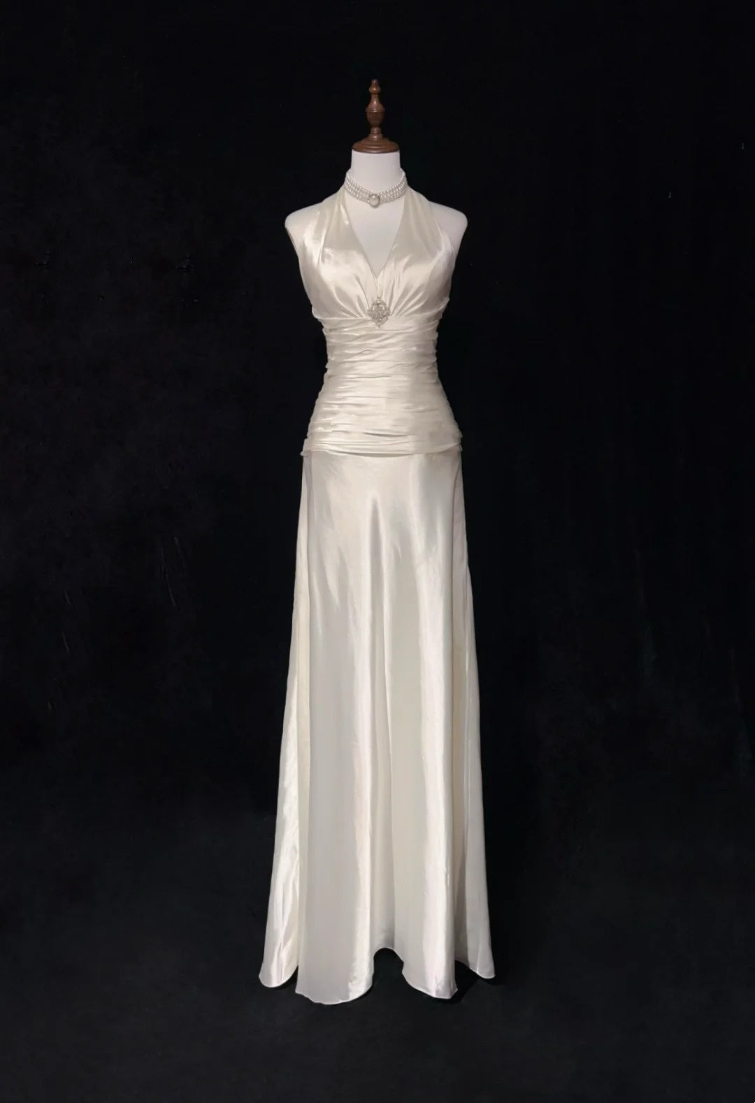 Vintage Ballkleider A-Linie Neckholder Weiß Satin mit plissiertem Cape 1960er Langes Abendkleid N2604