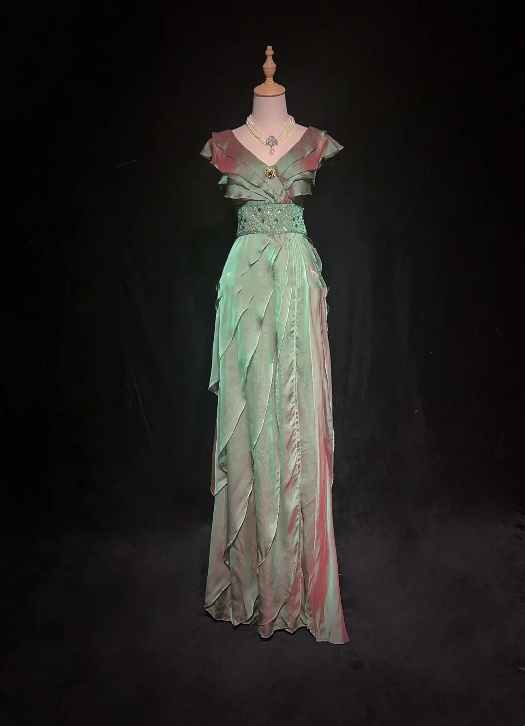 Elegante Abschlussballkleider A-Linie V-Ausschnitt Grün Stufenlagen Chiffon Mit Rüschen Langes Abendkleid N2897