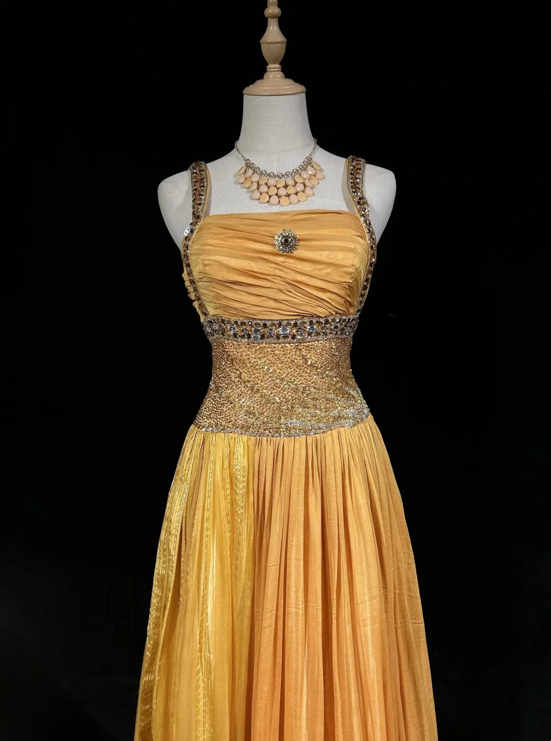 Vintage Abschlussballkleider A-Linie, eckiger Ausschnitt, gelb, plissiert, 70er Jahre mit Perlen, Abendkleid N2535