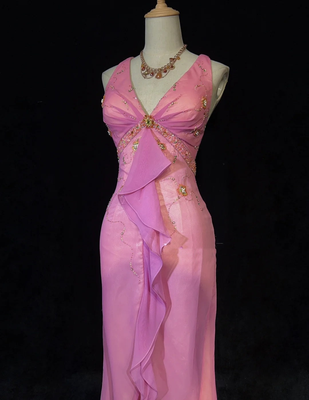 Bescheidene Ballkleider Inspo Meerjungfrau V-Ausschnitt Rosa Chiffon mit Rüschen-Perlenstickerei für Damen Festliches Kleid N3231