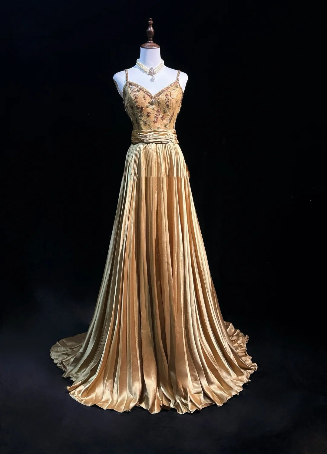 Vintage Prom Dresses A-Linie Spaghettiträger Gold Satin mit Rüschen Perlenstickerei Langes Abendkleid N2501