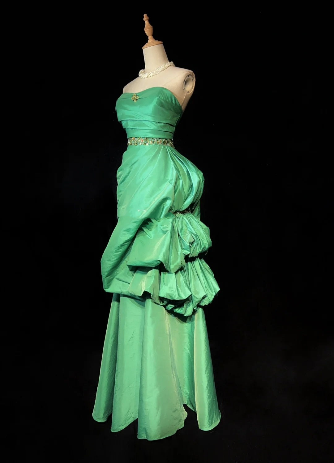 Wunderschöne Ballkleider für den Abschlussball, herzförmiger Ausschnitt, grüner Satin mit gerafften langen Abendoutfits N3379