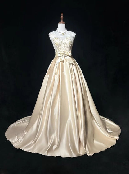 Robes de mariée intemporelles Robe de bal Col carré Satin Champagne avec dentelle perlée Longue robe de mariée N3435