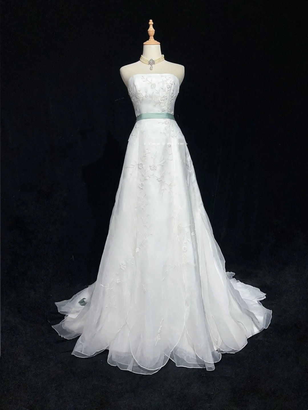 Einzigartige Hochzeitskleider A-Linie Trägerlos Weiß mit Perlen Sommergarten Langes Brautkleid N3676