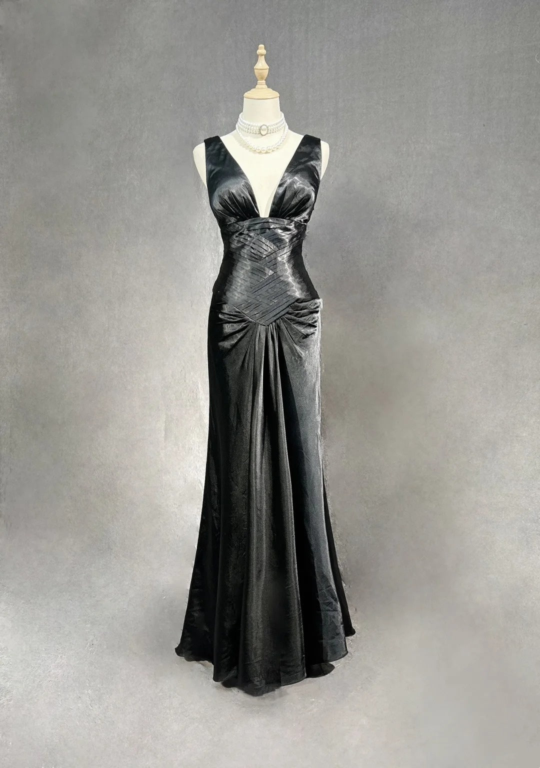 Bescheidene Abschlussballkleider Meerjungfrau Neckholder Schwarz Satin mit Rüschen Lange Abendkleider N3466