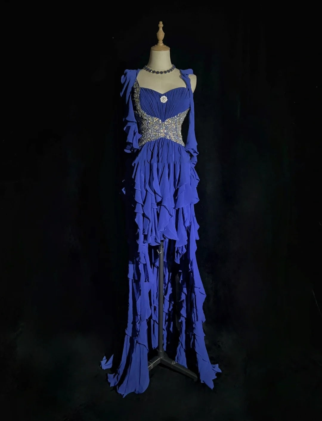 Elegante Abschlussballkleider A-Linie High-Low One-Shoulder Königsblau Chiffon mit Perlen ärmellos langes Abendkleid N2881