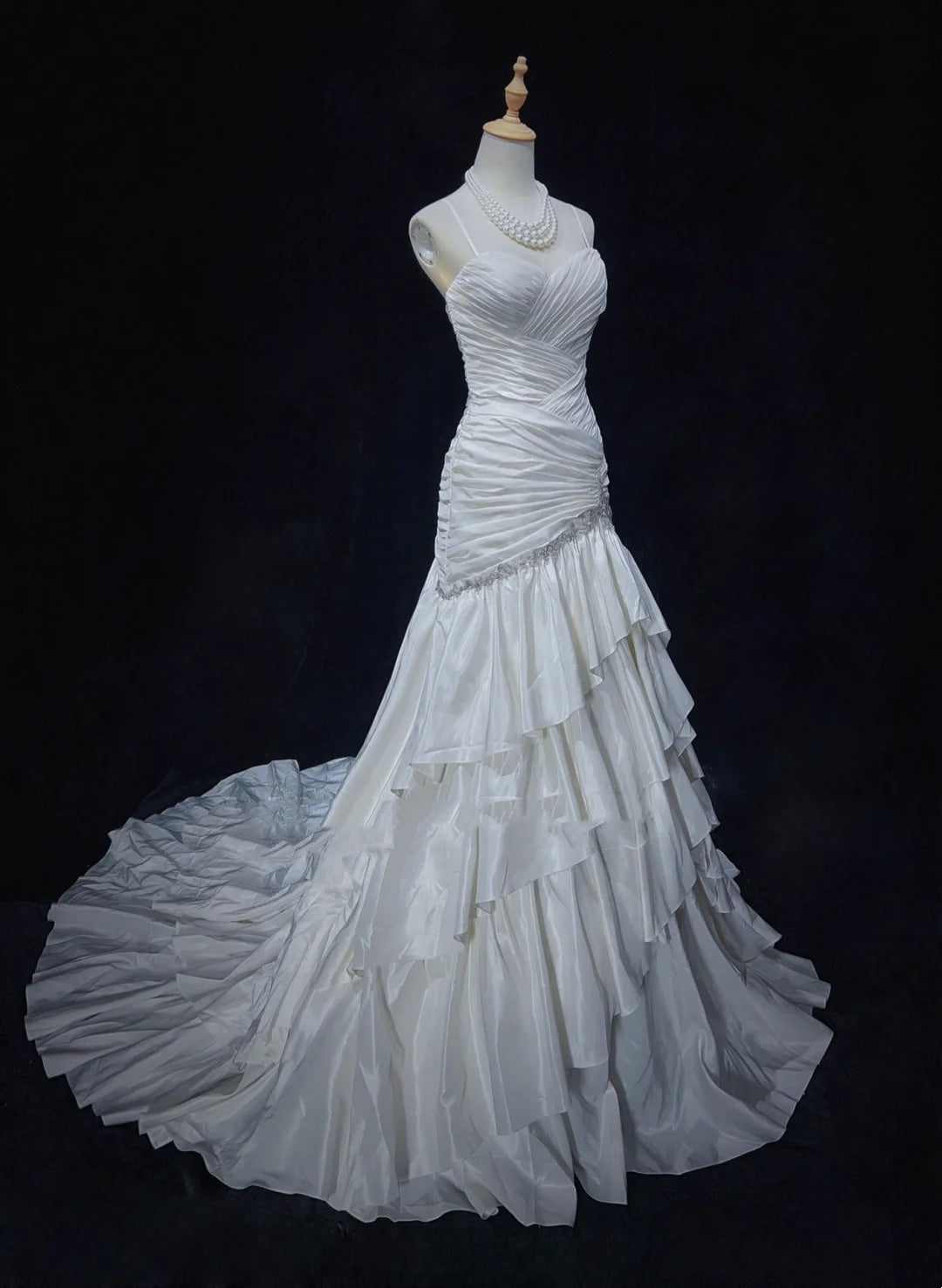 Robes de Mariée Uniques Sirène Bretelles Fines Plage Boho Satin Avec Couches Étages Robe de Mariée Longue Blanche N3612