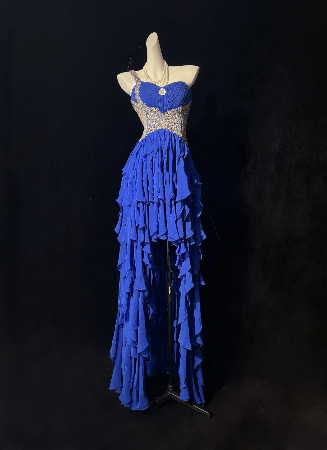 Vintage Ballkleider 1950er High Low One Shoulder Königsblau Chiffon mit gestuften Ärmellosen Abendkleidern RB4326