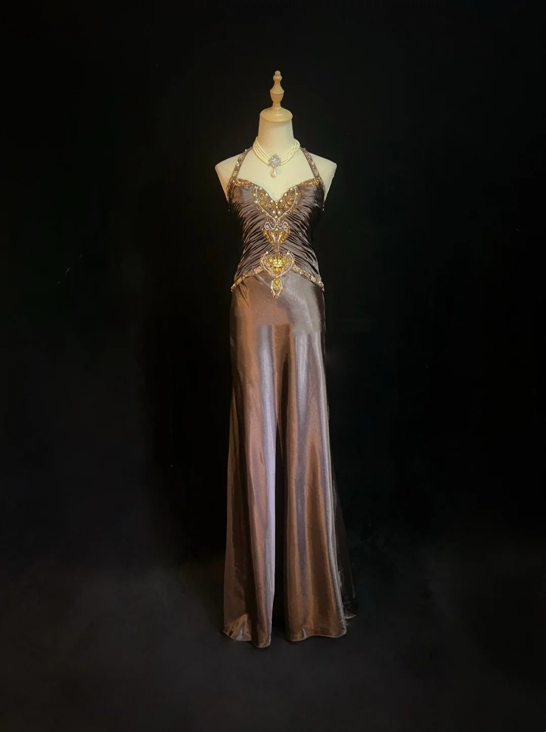 Vintage Ballkleider A-Linie Neckholder Braun Ärmellos Satin Mit Cape Perlenbesatz 1980er Jahre Langes Abendkleid N2864