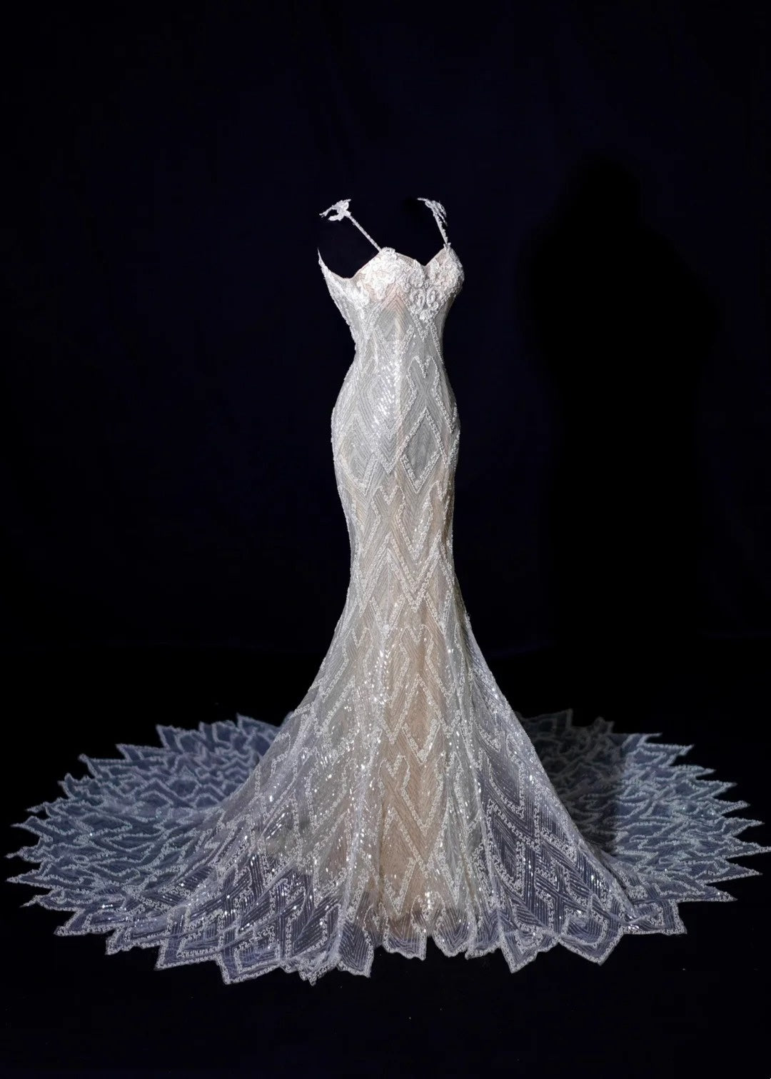 Robe de mariée sirène intemporelle à fines bretelles en dentelle blanche, robe de mariée longue et ajustée AB2523