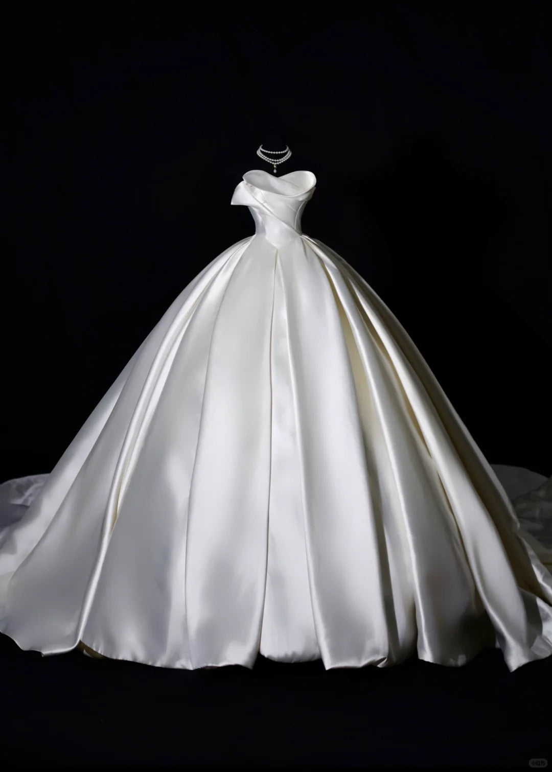Robe de mariée classique, robe de bal bustier en satin ivoire sans manches, robe de mariée cintrée AB2531