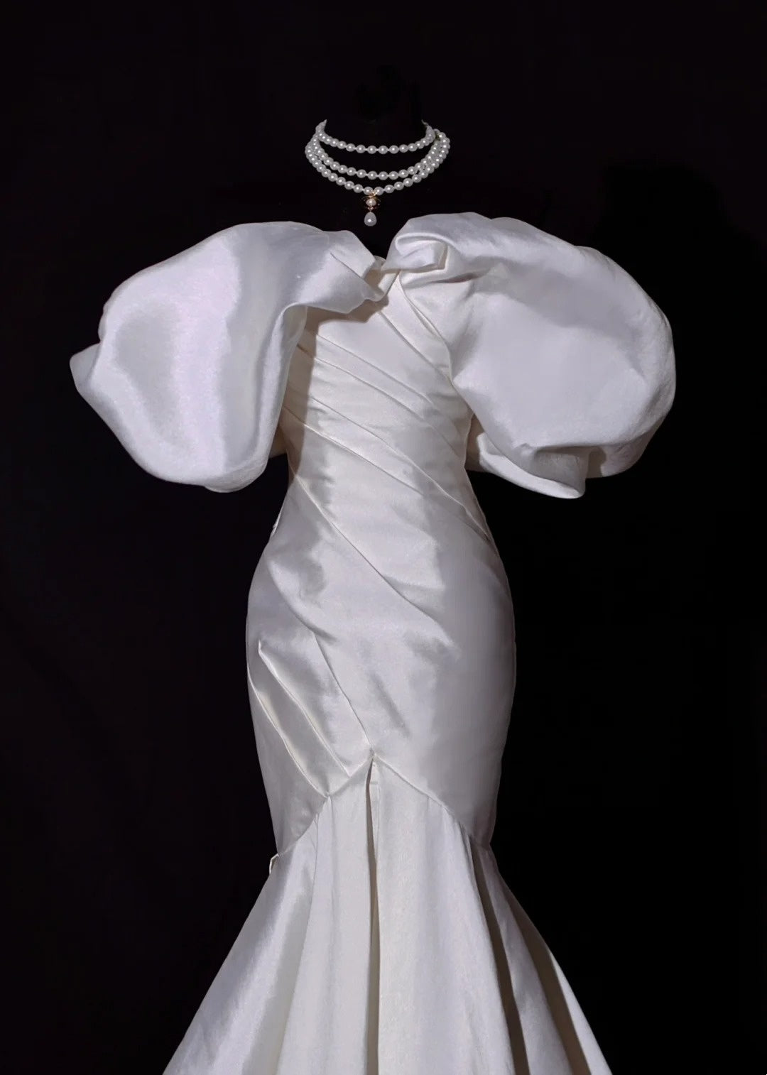 Robe de mariée classique sirène épaules dénudées en satin ivoire manches courtes, coupe ajustée AB2529