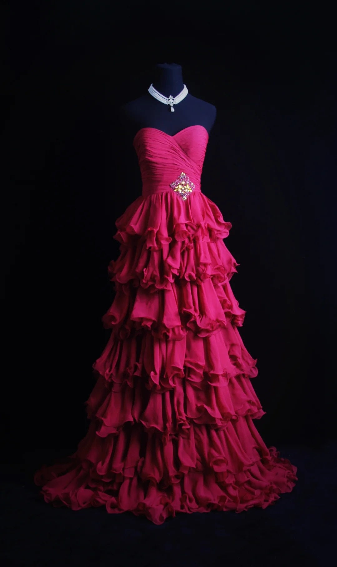 Robe de bal longue rétro années 2000, coupe trapèze, décolleté cœur, en mousseline rose à volants. Inspiration pour une tenue de 19e anniversaire. Robe de soirée N501