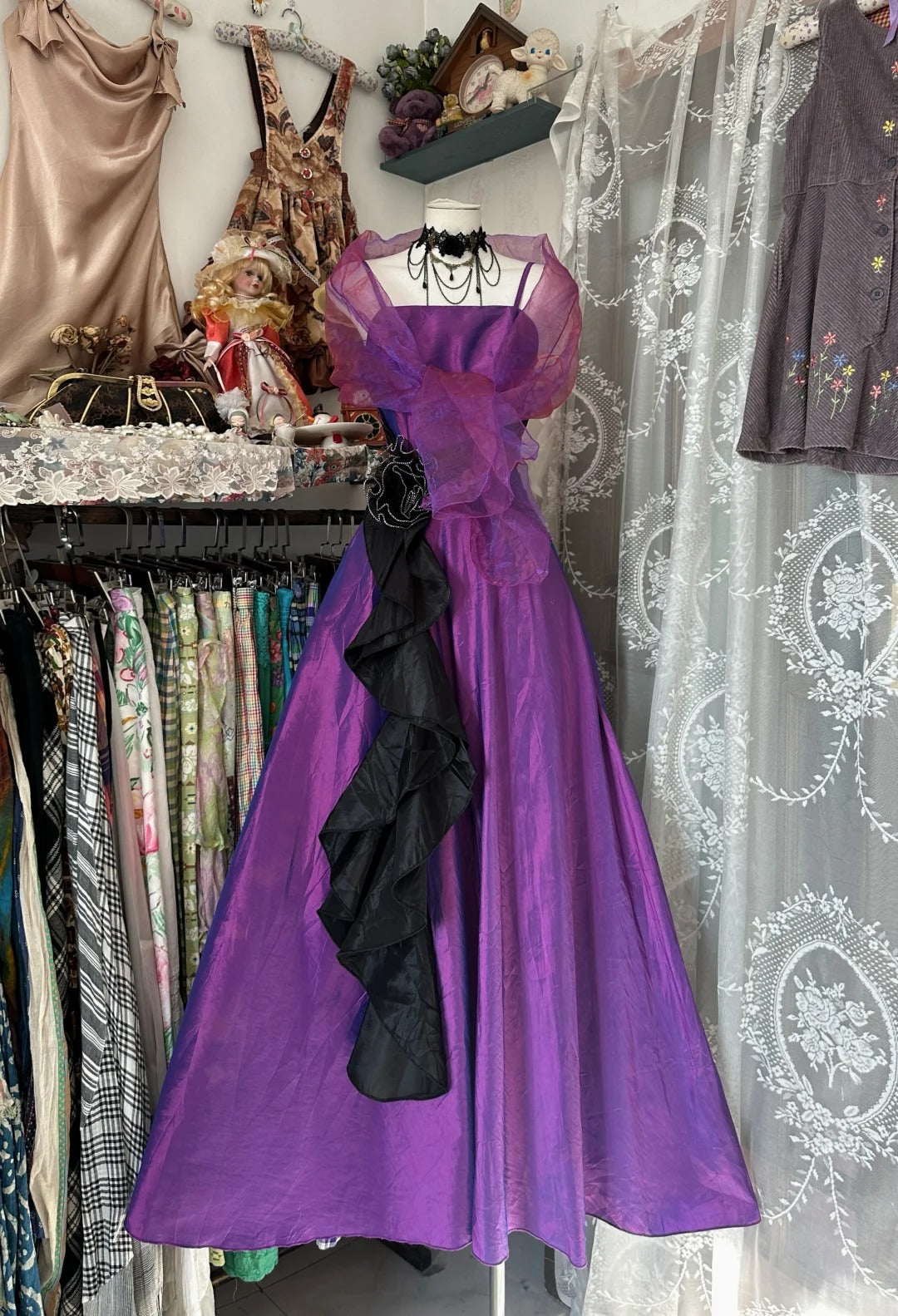 Robe de bal longue à bretelles spaghetti couleur raisin, coupe trapèze, avec cape, élégante et raffinée. Tenue de soirée formelle. N1081
