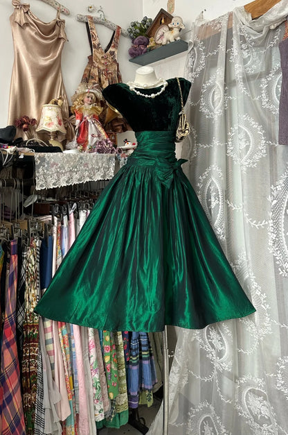 Robes de bal élégantes Col rond Vert foncé Satin Velours Sans manches Tenues de soirée formelles N3777