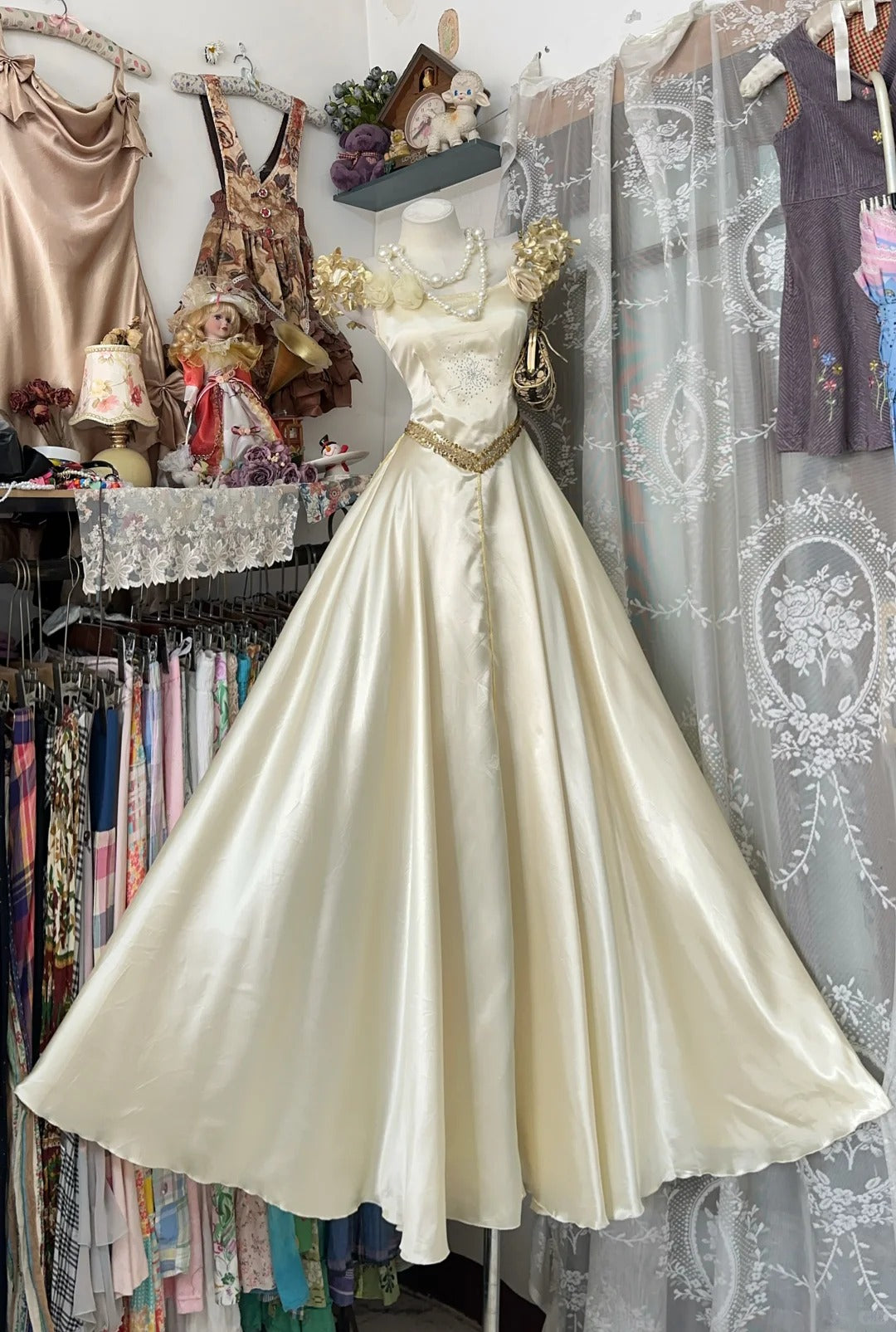 Robes de bal élégantes Col carré en satin doré sans manches Longues tenues de soirée formelles N3773