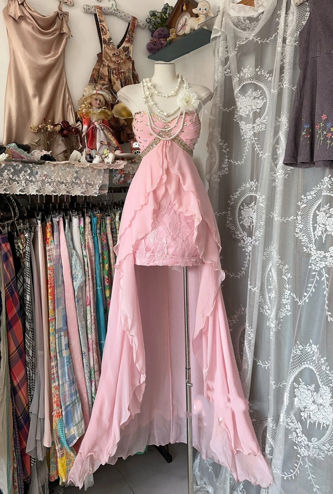 Elegante Ballkleider High-Low Sweetheart Rosa Chiffon mit Lagen Lange Formelle Abendgarderobe N3726
