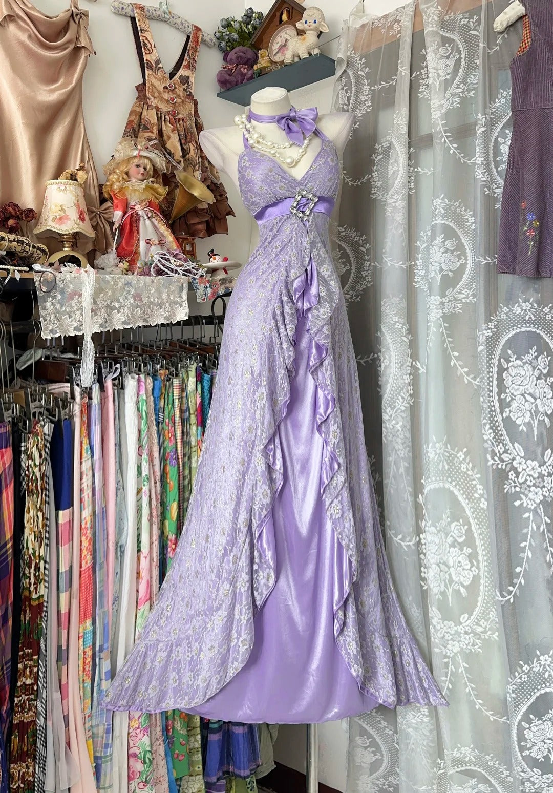 Elegante Abschlussballkleider Meerjungfrau Neckholder Flieder Spitze Ärmellos Lange Formelle Abendgarderobe N3775