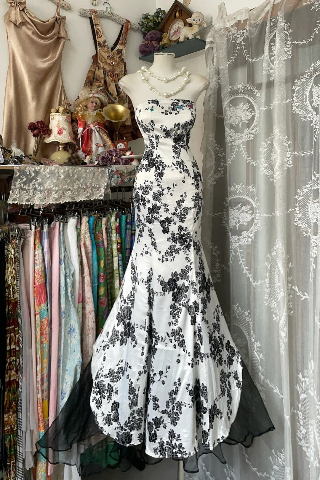 Robe de soirée sirène élégante en satin sans bretelles, idéale pour une fête d'anniversaire ou un bal de promo (N1718)