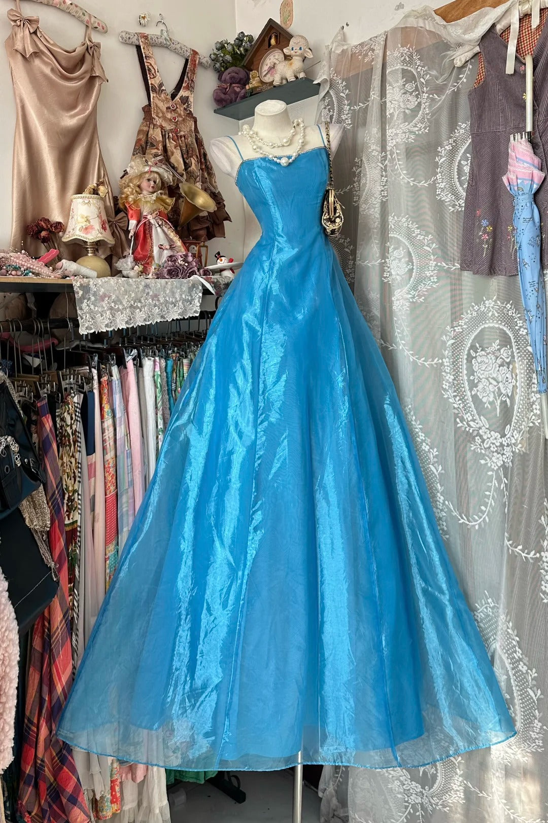 Robes de bal élégantes à bretelles spaghetti bleues sans manches pour soirées formelles N3781